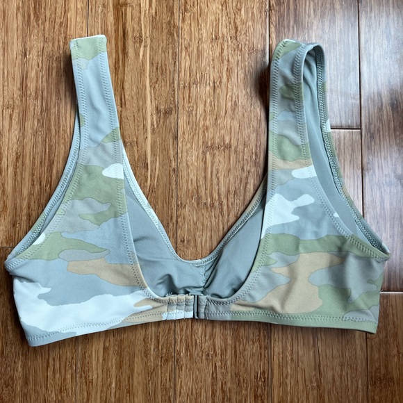 Aerie wide strap scoop plunge camo bikini top size large - Picture 4 of 5
